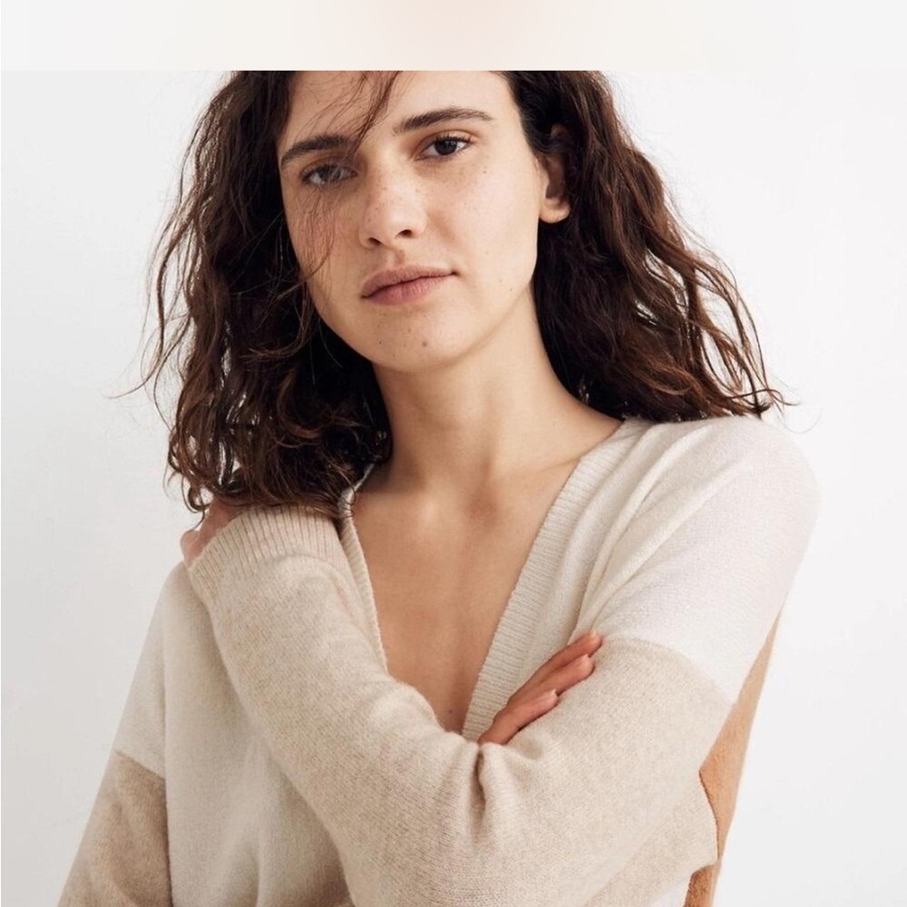 Madewell Women's V-Neck Sweater in Cream and Tan
